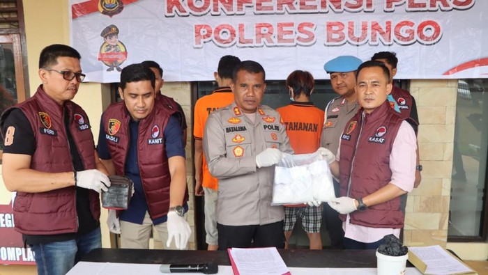 2 Pengedar di Bungo Diringkus, Timbun 965 Gram Sabu di Belakang Rumah