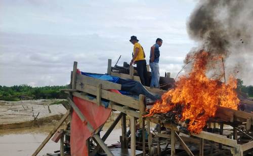 Polsek Singingi Hilir Razia Tambang Emas Ilegal, Delapan Rakit PETI Dibakar