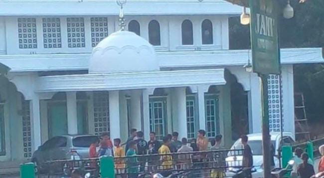 Mobil Bergoyang, Pj Kades Bersama Bidan Desa di Kuansing Digrebek Warga Depan Mesjid