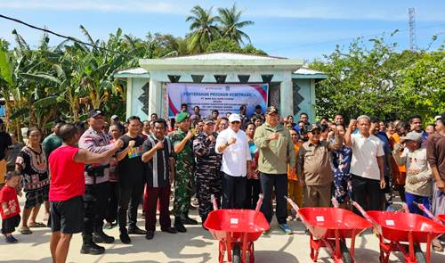 BRK Syariah Salurkan Gerobak Sorong untuk Warga Desa Mengkait Anambas