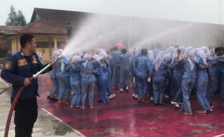 Tanpa Wisuda, Siswa SMK di Bekasi Rayakan Lulus dengan Damkar