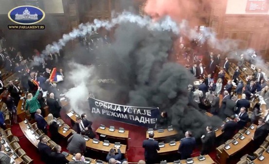 Ricuh Sidang Parlemen Serbia Sampai Legislator Lempar Bom Asap