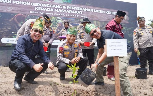 Kapolda Riau Tanam Pohon dan Beri Bantuan Mesin Ketinting untuk Nelayan Pulau Rupat