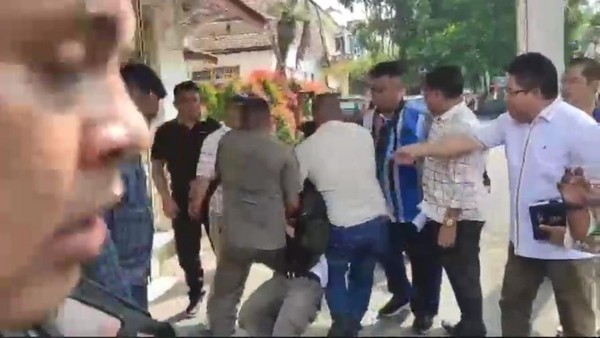 Viral Anggota DPRD Pematangsiantar Diduga Pukul Mahasiswa yang Demo UU TNI