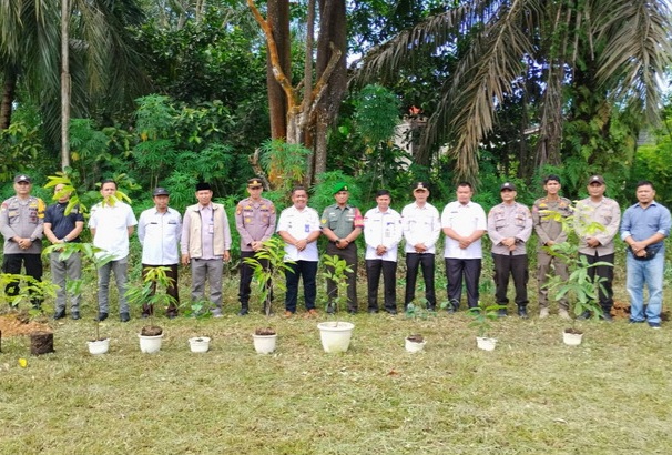 Dukung Program Environmental Ethic, Polsek Ukui dan Forkopimcam Tanam Pohon di Mapolsek