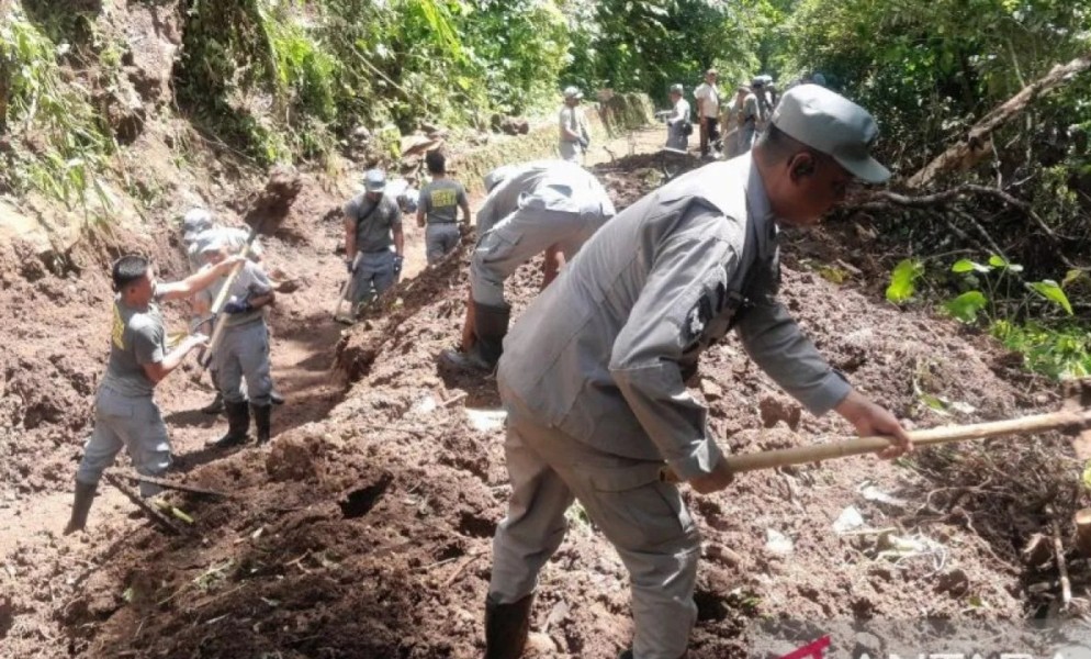 Bakamla Bersihkan Material Longsor Akses Kampung Makoa di Sitaro