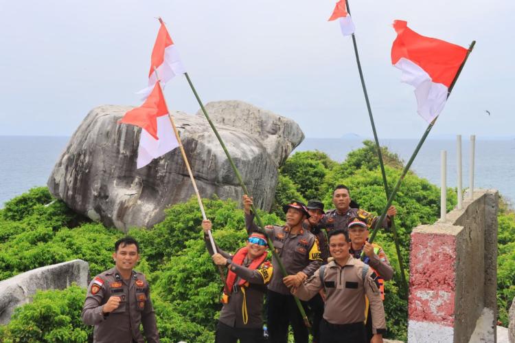 Patroli di Pulau Terluar, Polres Anambas Kibarkan Merah Putih di Tokong Nanas