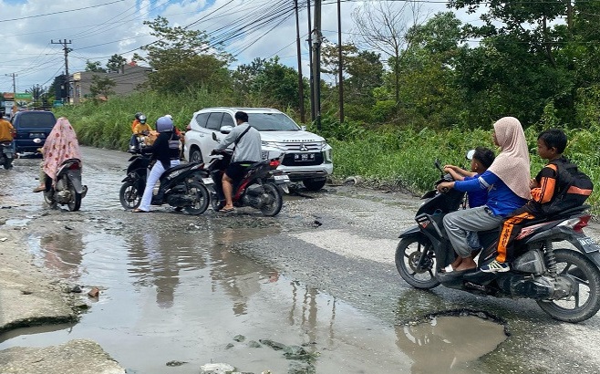Masyarakat Berharap Bupati Kampar Segera Tunaikan Janji, Jalan Rusak Parah di Suka Karya Desa Tarai Bangun