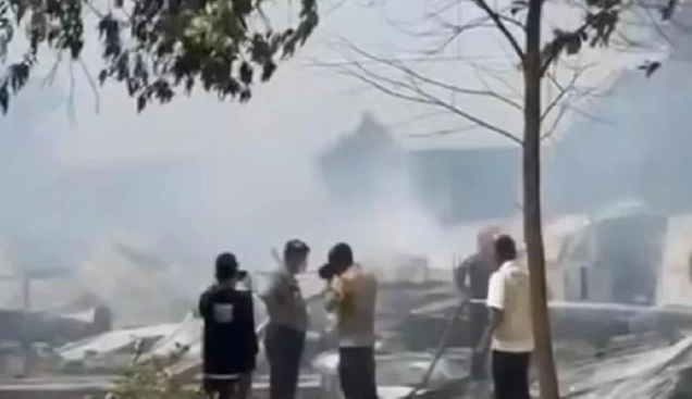 Kerusuhan di PT SSL Siak, Belasan Fasilitas dan Kendaraan Dibakar Warga