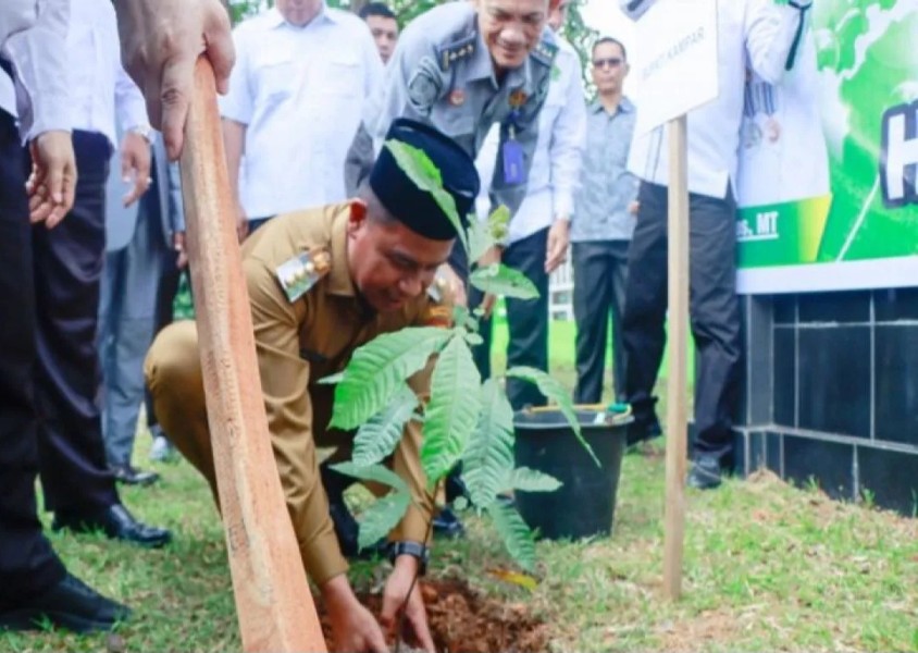 Bupati Kampar Resmikan Gerakan Penanaman Satu Juta Pohon Matoa