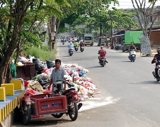 Sampah Menumpuk di Jalan Paus, Warga Keluhkan Bau Tak Sedap