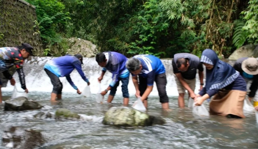 Temanggung Tebar 10.000 Ekor Benih Ikan di Perairan Umum Curug Titang