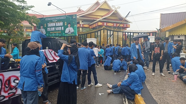 Demo di Tengah Guyuran Hujan, Mahasiswa UIN Suska Soroti UU Militerisme hingga Defisit Anggaran