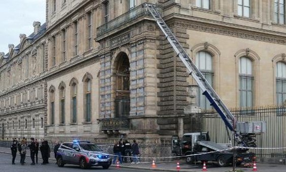 Museum Louvre di Paris Dirampok, Perhiasan Raib