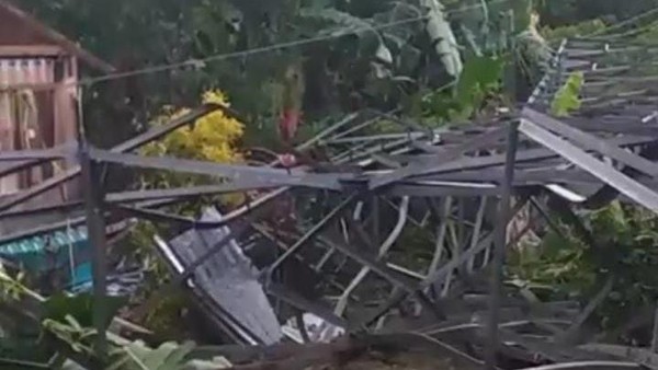 2 Rumah di Bone Bolango Tertimpa Tower Listrik Roboh Karena Angin Kencang