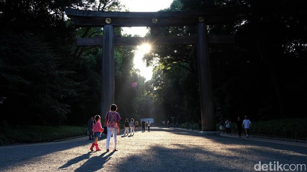 Jepang Tangkap Turis AS yang Dituduh Rusak Kuil Ternama Tokyo