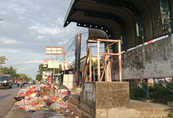 Warga Keluhkan Sampah Menumpuk di Dekat Halte Delima, Panam