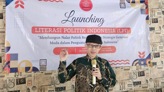 Pakar Politik Ujang Komarudin Launching Literasi Politik Indonesia untuk Pemuda