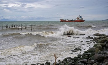 Kapal Tanker Tabrak Pos Polisi hingga Rumah Warga di Perairan Batam