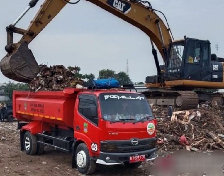 DLH Kabupaten Bekasi Angkut 150 Ton Limbah Bangunan Liar di Sepanjang Kali Cikarang