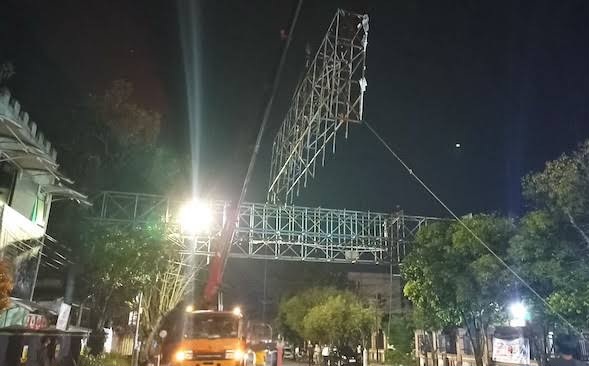 Pemotongan Reklame Berlanjut, DPRD Pekanbaru Ingatkan Jangan Muncul Tiang Baru