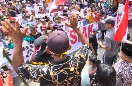 Ribuan Warga Siak Geruduk KPU dan Bawaslu, Tuntut Penyelesaian Kisruh Pilkada
