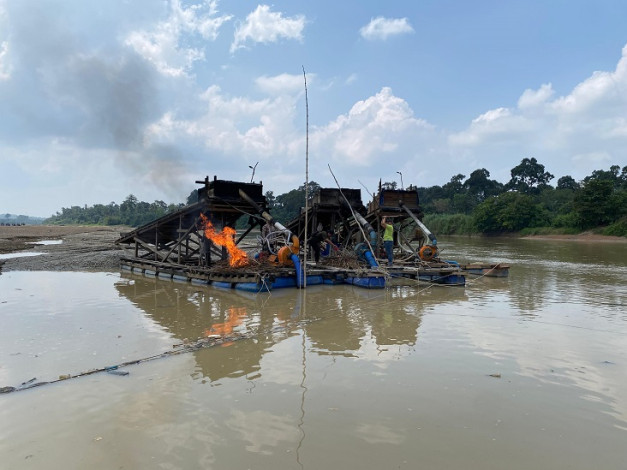 Tambang Emas Ilegal Kembali Marak di Sungai Kuantan, Polisi Bakar 10 Kapal