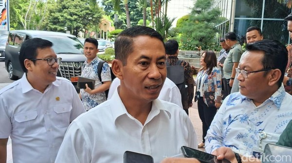 Tak Lagi Jadi Dirut Bulog, Letjen Novi Helmy Balik ke TNI
