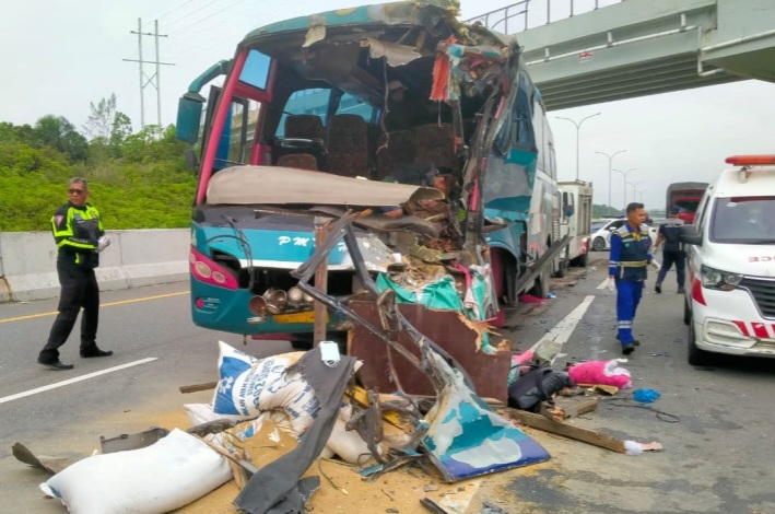 Bus PMTOH Tabrak Tronton di Tol Permai, Satu Penumpang Tewas