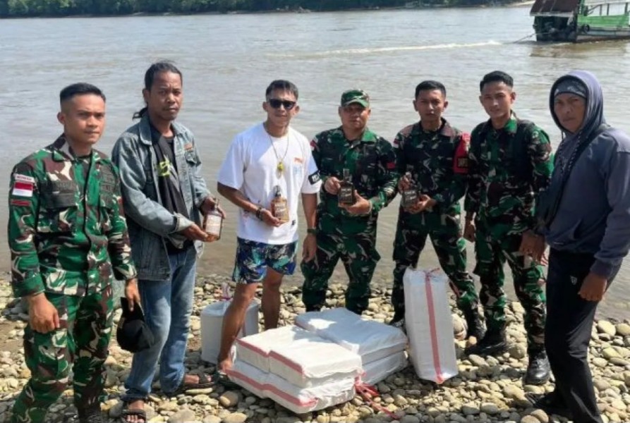 Satgas Pamtas RI--Malaysia Gagalkan Penyelundupan 300 Botol Miras