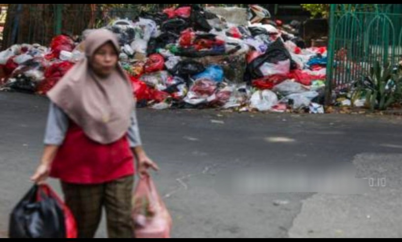 Usai Lebaran, Tumpukan Sampah Berserakan di Pinggir Jalan di Depok