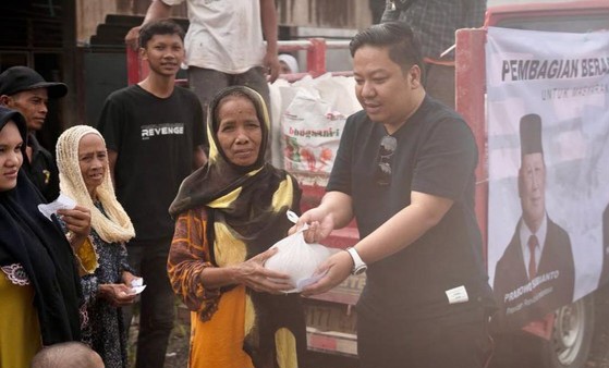 Legislator Gerindra Bagi-bagi Beras ke Warga Desa Sungai Alat Kalsel