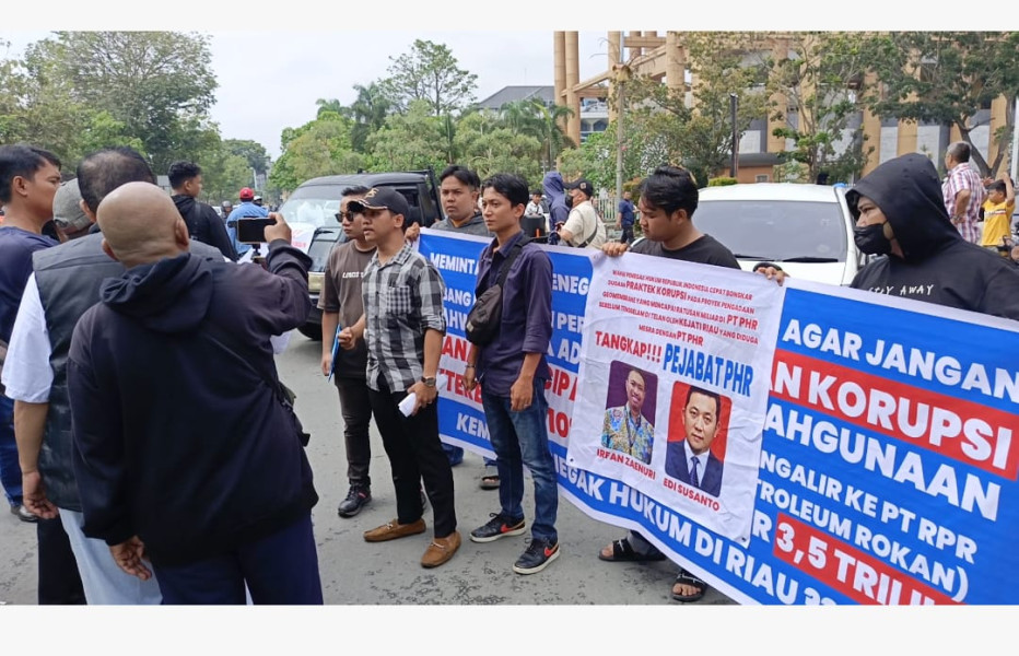 Desak APH Usut Dugaan Korupsi PT PHR, Kunker Komisi III DPR RI ke Mapolda Riau Diwarnai Aksi Demo Massa