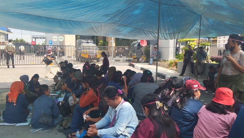 Gaji Diblokir Tiga Bulan, Buruh Kebun Sawit Duduki Menara BRI Pekanbaru