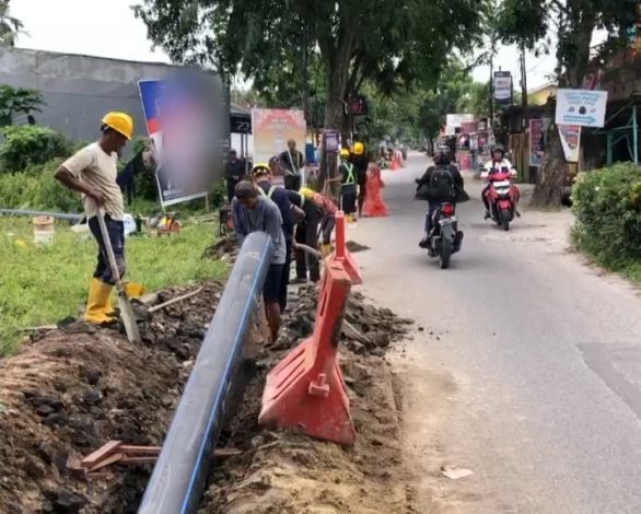 Ganggu Aktivitas Warga Proyek Galian Pipa di Jalan Pahlawan Kerja