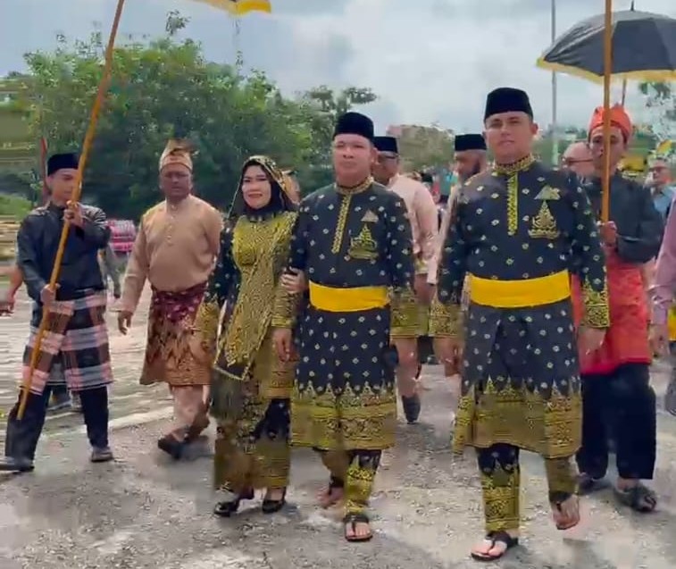 Wabup dan Kapolres Pelalawan Terima Gelar Kehormatan Adat dari LAMR 