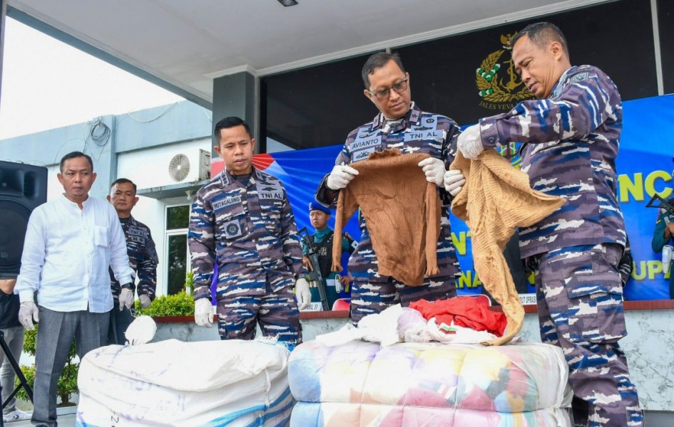 TNI AL Gagalkan Penyelundupan Pakaian Bekas Asal Malaysia Senilai Rp165 Juta