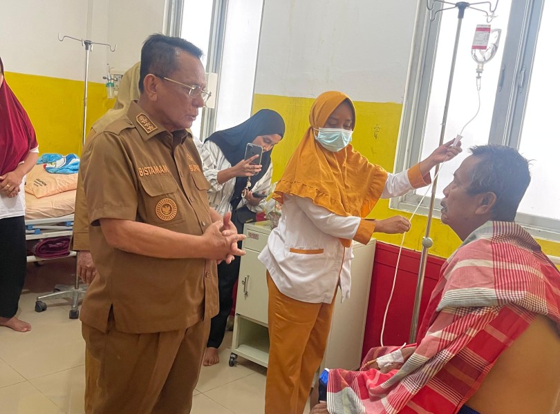 Bupati Rohil Tinjau Langsung Korban Keracunan Massal di RSUD Dr. Pratomo