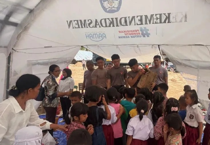 Brimob Salurkan Perlengkapan Belajar Untuk Siswa SD di Tapanuli Tengah