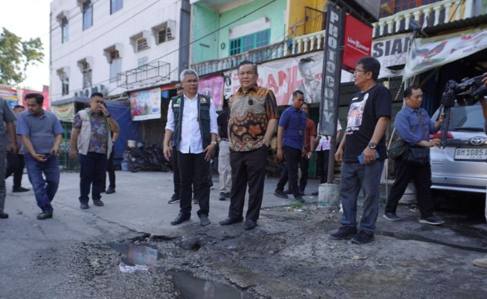 Pj Gubernur Riau Tinjau Empat Ruas Jalan Rusak di Kota Pekanbaru