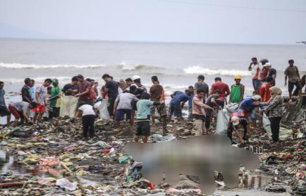 Sampah Plastik di Laut Rugikan Ekonomi