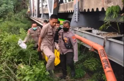 Mayat Lelaki dengan 21 Luka Tusuk Ditemukan di Bawah Jembatan