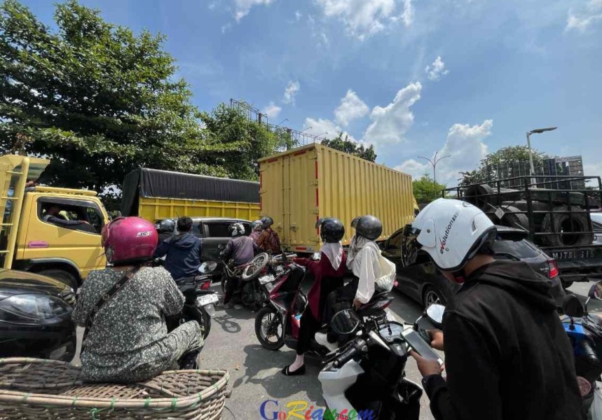 Bundaran Tugu Songket Pekanbaru Lumpuh Akibat Truk ODOL