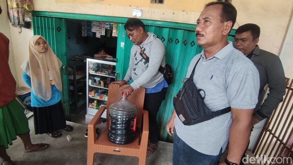 Bukannya Pertalite, Pedagang SPBU Mini Ini Jual Air yang Diwarnai