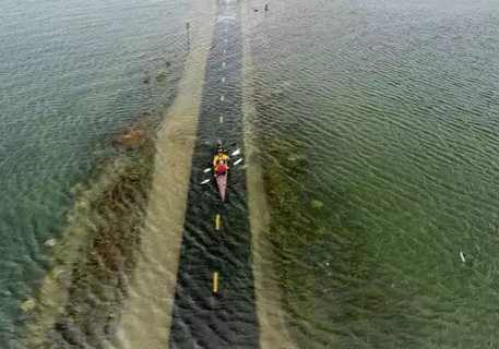Gelombang Pasang Ekstrem Ubah Jalanan California Jadi Sungai