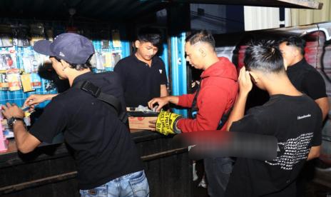 Polisi Gerebek Kios Obat Keras Berkedok Jual Aksesoris Handphone di Bandung