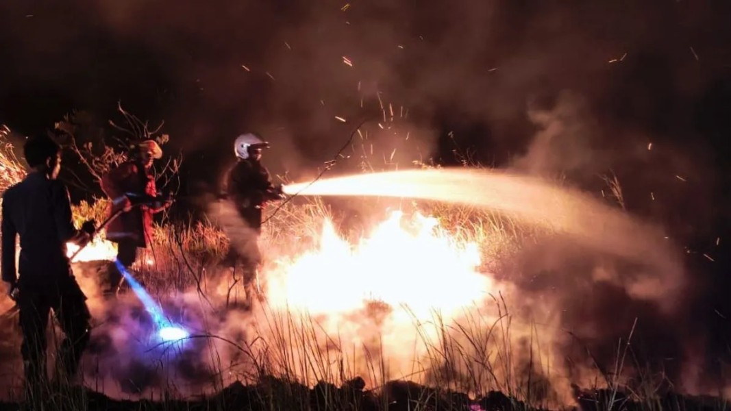 Pemkab Natuna padamkan api yang membakar Lahan 50 Hektare