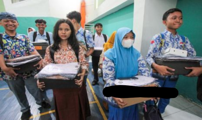 Pelajar Kurang Mampu di Surabaya Terima Bantuan Uang dan Perlengkapan Sekolah