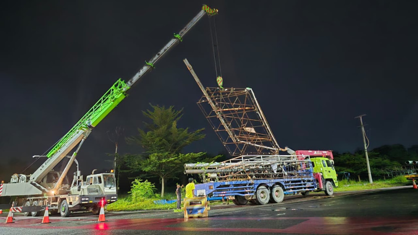 Bapenda Pekanbaru Potong Enam Tiang Baliho Ilegal di Jalan Nangka dan Soekarno Hatta