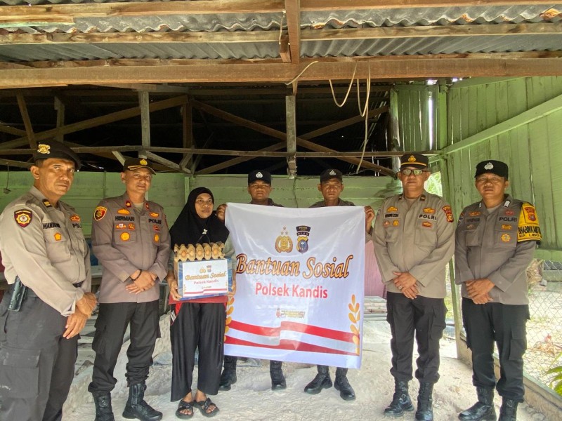 Polsek Kandis Salurkan Bantuan Sosial untuk Warga Penerima Program Bedah Rumah